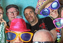 Spaß in der Fotobox beim Sommerfest.