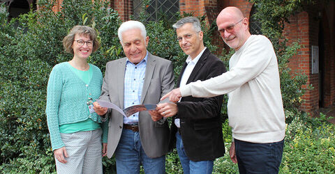 Freuen sich über das Interesse an ihren Vorträgen: Referentin Henrike Nielsen von KIBIS Hannover, Autor Burkhard Thom, Referent Gerhard Itzen, Suchttherapeut und KRH Suchtberater, und Mit-Organisator Thomas Kreissl, Genesungsbegleiter in der Klinik für Suchtmedizin und Psychotherapie.