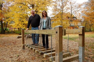Claus Daskiewicz und Anette Redlob freuen sich über die neue Schaukelbrücke
