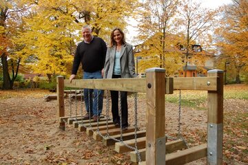 Claus Daskiewicz und Anette Redlob freuen sich über die neue Schaukelbrücke