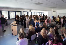 Florian Fischbock, Direktor der KRH Akademie, hält die Eröffnungsrede.