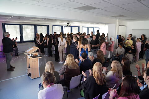 Florian Fischbock, Direktor der KRH Akademie, hält die Eröffnungsrede.