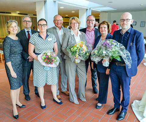 Ein Festakt zur Begrüßung: (v. l.) Barbara Schulte, KRH Geschäftsführerin Finanzen und Infrastruktur, Ronald Gudath, Geschäftsführender und Kaufmännischer Direktor im KRH Klinikum Ost, Dr. Antje Hoffmann, neue Ärztliche Direktorin im KRH Klinikum Ost, Dr. Matthias Bracht, KRH Geschäftsführer Medizin, Dr. Kirsten Terhorst, Chefärztin der Kliniken für Anästhesie und Intensivmedizin im KRH Klinikum Lehrte und im KRH Klinikum Großburgwedel, Michael Born, KRH Geschäftsführer Personal, Annelie Kadler, Pflegedirektorin im KRH Klinikum Ost und Dr. Christoph Grotjahn, Chefarzt der beiden Kliniken für Innere Medizin im KRH Klinikum Lehrte und im KRH Klinikum Großburgwedel.