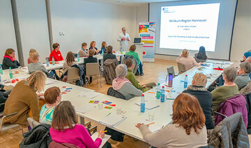 Dr. Fakher Ismaéel, Chefarzt der Klinik für Frauenheilkunde, begrüßt die Teilnehmerinnen der Kreativwerkstatt im Konferenzzentrum des KRH Klinikums Siloah.