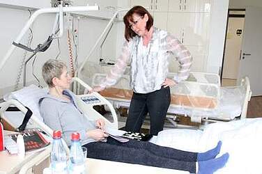 Gute Pflege, schönes Ambiente: Patientin im Gespräch mit Pflegedienstleiterin Isa Wöbbecke im Klinikum Agnes Karll Laatzen. Foto: Köhler, HAZ