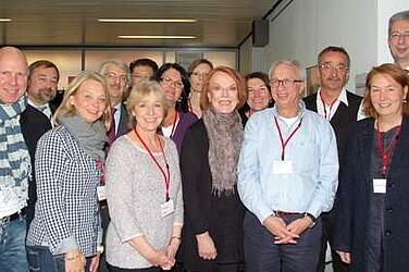 Dr. Weskott (vorn, 2. v.r.) mit Referenten des internationalen Lehrgangs im Klinikum Siloah. Links hinter Dr. Weskott seine Ehef