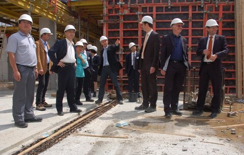 Dr. Hermann Stockhorst erläutert der chinesischen Delegation den Neubau.