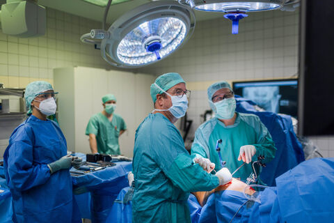 Das OP-Team befindet sich im OP