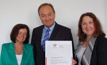 Cornelia Rose, Norbert Ohnesorg und Rita Wanninger (v.l.) mit der Urkunde für familienfreundliche Personalpolitik.