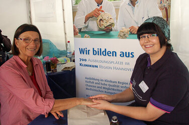 Annika Becker verwöhnt eine Besucherin mit einer entspannenden Handmassage.