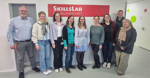 Florian Fischbock (l.), Direktor der KRH Akademie, Sina Gaebel (Dritte v. l.), Abteilungsleitung Personalentwicklung, Melanie Gäbler (Fünfte v. l.), Referentin der Direktion, und Frauke Bergner (Vierte v. l.), Fachstudienberatung im Masterstudiengang Berufspädagogik für Gesundheitsberufe und Lehrkraft an der Ostfalia Hochschule für angewandte Wissenschaften mit fünf Studentinnen des Masterstudiengangs Berufspädagogik für Gesundheitsberufe.