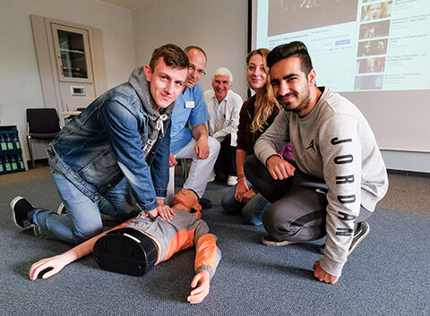 Lernten zu Discoklängen Leben zu retten: Kevin Stachon, Jana Nölke und Omar Hmar aus dem Kurs B12 der Fachoberschule der BBS Neustadt am Rübenberge. Angeleitet wurden Sie dabei von Wolfgang Dreyer (2.v.l.) pflegerischer Leiter der Intensivstation am KRH Klinikum Neustadt am Rübenberge und Dr. Jürgen Tempel, Ärztlicher Leiter der Notaufnahme am KRH Klinikum Neustadt am Rübenberge.