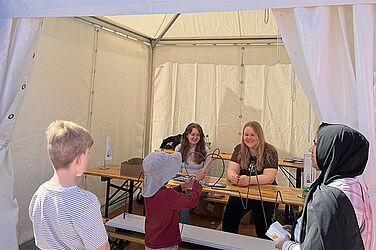 Spaß, Freude und lachende Gesichter beim „Heißen Draht“ am KRH-Stand.