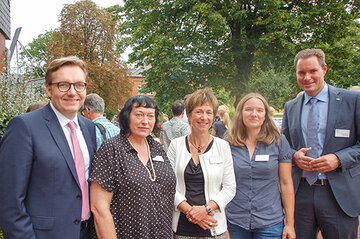 Viel Lob zum zehnjährigen Geburtstag der Suchtklinik: Prof. Marcel Sieberer, Ärztl. Direktor, Birgit Krukemeier, Pflegedirektorin, Dr. Claudia Wilhelm-Gößling, Chefärztin, Diana Kloppenburg, Ltd. Oberärztin, Johannes Brack, Kaufm. Direktor. (v.l.).