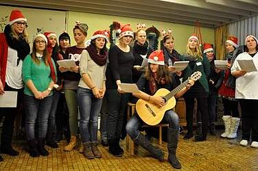 Auszubildende der KRH Psychiatrie Wunstorf singen Weihnachtslieder für die Patienten