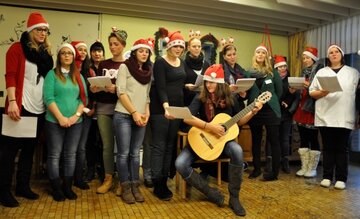 Auszubildende der KRH Psychiatrie Wunstorf singen Weihnachtslieder für die Patienten
