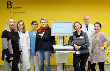 Digitale Pioniere auf Station B4 v.l.: Jette Landmesser (IT), Sarah Merten und Nadine Frerk (Apotheke), Gabriele Grahn (Projektleiterin IT), Ulrike Alberg (Pflege Bereichsleitung), Chefarzt Prof. Andreas Franke und Mia Younes (IT, Pflege).