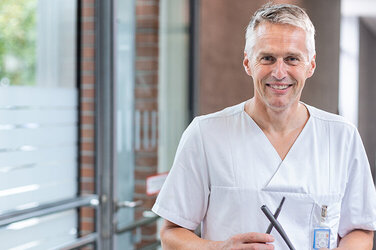 Werkzeug: Für die Stabilisierung von Oberschenkelhalsbrüchen nutzt PD Dr. Marc Schult, Chefarzt der Klinik für Unfallchirurgie, Handchirurgie und Orthopädie am KRH Klinikum Nordstadt, sogenannte Gammanägel.