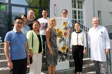 KRH-Geschäftsführerin Barbara Schulte (Mitte) und Prof. Thomas Moesta (rechts), Ärztlicher Direktor des KRH Klinikums Siloah, begrüßen die chinesischen Gäste. Mit dabei Dolmetscherin Se Schirmer-Wang (vordere Reihe, 2. v.l.) und Stefanie Heldermann von der Region Hannover (obere Reihe, links).