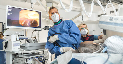 Prof. Dr. Jochen Wedemeyer untersucht endoskopisch einen verstopften Gallengang.