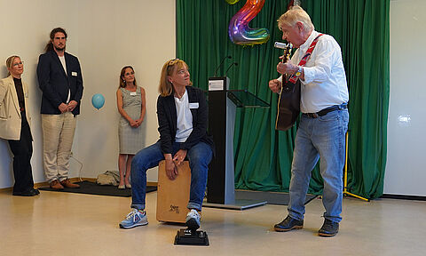 Frau Hamburg und Ehemann Fritz musizieren