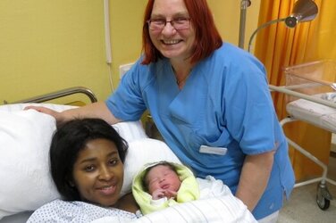 Das 1000ste Baby mit Mutter und Hebamme Regina Friedemann