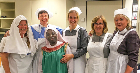 Freuen sich darauf, in historischen Trachten, den Besuchern die Besonderheiten eine Schlaganfallstation (stroke unit) zu erläutern: (v. l.) Rilana Bischoff, Barbara Bergemann, Ana Dos Santos, Christiane Köchy, Beate Sklorz, Monika Haberecht.