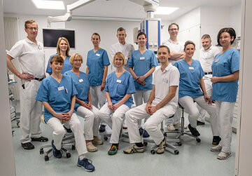 Das Team der Klinik für Innere Medizin und Gastroenterologie und der Endoskopie am KRH Klinikum Robert Koch Gehrden freut sich sehr über die neuen Räumlichkeiten. (v. l.) Oberarzt Dr. Holger Pawelzik, Sabine Loeper, Spomenka Merkel, Karin Schuster, Sandra Grote, Daniela Dippel, Chefarzt Prof. Dr. Jochen Wedemeyer, Janina Schmey, Oberarzt Dr. Philipp Kasten, Oberarzt Dr. Carsten Hamm, Silke Rüter, Oberarzt Dr. Björn Meyer und Bereichsleitung Beate Weber.