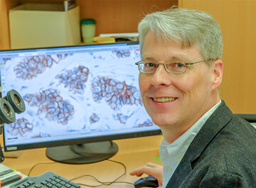 Hochauflösende digitalisierte Bilder von Gewebeschnitten liefern Prof. Dr. med. Reinhard von Wasielewski und seinen Kolleginnen und Kollegen die Grundlage für ihre Diagnosen. Er ist einer der Experten im KRH Institut für Pathologie.