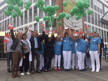 Mitarbeiter und Mitarbeiterinnen des KRH Klinikums Robert Koch Gehrden bei der Protestaktion: &quot;Uns geht die Luft aus!&quot;