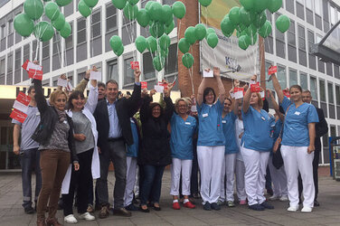 Mitarbeiter und Mitarbeiterinnen des KRH Klinikums Robert Koch Gehrden bei der Protestaktion: &quot;Uns geht die Luft aus!&quot;