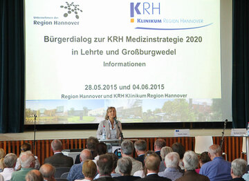 Die Geschäftsführung steht Rede und Antwort: Barbara Schulte beim Bürgerdialog in Großburgwedel. 