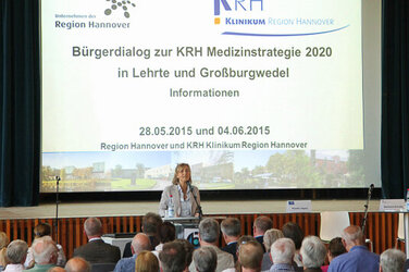 Die Geschäftsführung steht Rede und Antwort: Barbara Schulte beim Bürgerdialog in Großburgwedel. 