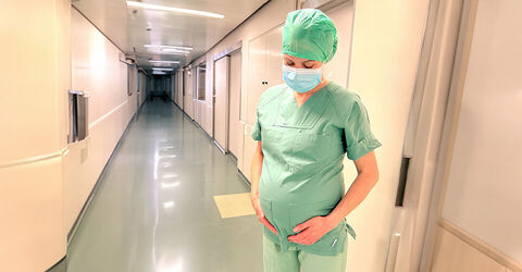 Dr. Anna Gottlieb in OP-Bekleidung schwanger im KRH Klinikum Robert Koch Gehrden.