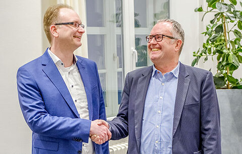 Manuel Herburger (l.) ist der neue Pflegedirektor am KRH Klinikum Robert Koch Gehrden. KRH Geschäftsführer Personal Michael Born heißt ihn herzlich im Unternehmen willkommen.