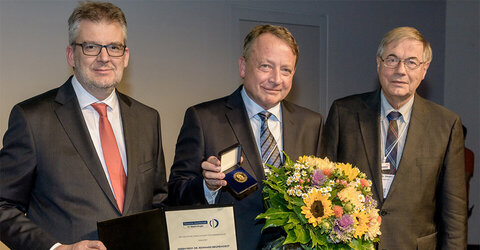 Große Ehre für Prof. Reinhard Brunkhorst (Mitte). Die Urkunde zur Franz-Volhard-Medaille der Fachgesellschaft für Nierenheilkunde überreicht Prof. Andreas Kribben (links), Tagungspräsident beim Jahreskongress der Nierenexperten. Rechts Laudator Prof. Karlwilhelm Kühn.