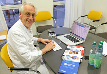 Mitherausgeber zweier Weaning-Lehrbücher: Prof. Dr. Bernd Schönhofer.