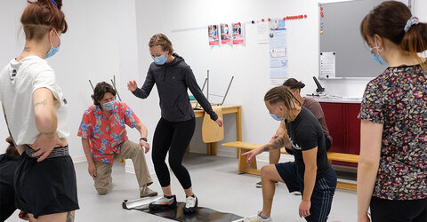 Ausbildung in der KRH Akademie: Auszubildende der Physiotherapie lernen und üben gemeinsam.