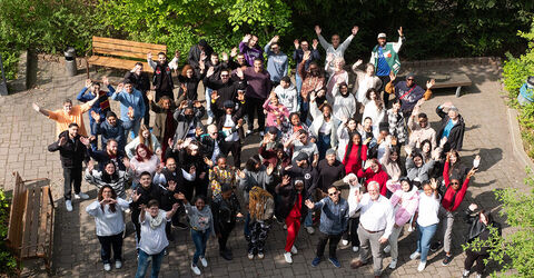Froher Start: Die neuen Auszubildenden der Pflege-Ausbildung mit Florian Fischbock, Direktor der KRH Akademie, Claudia Schmitz, Heidrun Reuter und Melanie Greger, Teamleitungen der Pflegeausbildung, Martina Vergin, Kursleitung 04.25.1, Anne Kathrin Sommerfeld, Kursleitung 04.25.3 und Sabine Vogel, Lehrkraft (nicht auf dem Bild: Josephine Manthey, Kursleitung 04.25.2).