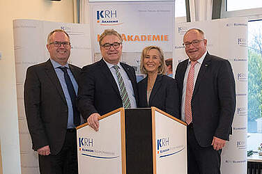 Freuen sich über die neue Berufsschule für Gesundheitsberufe, die KRH Akademie: (v. l.) Michael Born, KRH Geschäftsführer Personal, Regionspräsident Hauke Jagau, KRH Aufsichtsratsvorsitzender, Barbara Schulte, KRH Geschäftsführerin Finanzen und Infrastruktur, und Dr. Matthias Bracht, KRH Geschäftsführer Medizin.