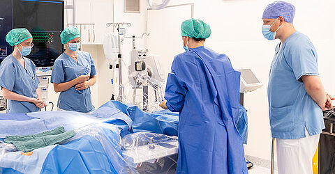 Im neuen Herzkatheterlabor arbeiten Ärztinnen, Ärzte und Pflegekräfte Hand in Hand für die bestmögliche Versorgung von Herzpatientinnen und Herzpatienten.