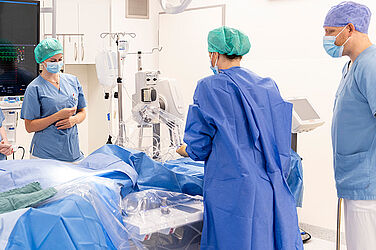 Im neuen Herzkatheterlabor arbeiten Ärztinnen, Ärzte und Pflegekräfte Hand in Hand für die bestmögliche Versorgung von Herzpatientinnen und Herzpatienten.