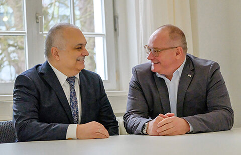 Freuen sich auf die Zusammenarbeit: Der neue Chefarzt der Klinik für Neurochirurgie am KRH Klinikum Nordstadt, Prof. Dr. Arya Nabavi und Dr. Matthias Bracht, KRH Geschäftsführer Medizin.