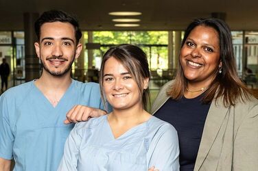 Drei von 9.200 Mitarbeitenden (laut HR-Bericht 13. Mai 2026) im KRH: v. l. Ahmed Ghannam, Arzt in Weiterbildung, Jovana Andrić, Pflegefachkraft und Taissir Niehus, QS-Sepsis-Koordinatorin im Interview.