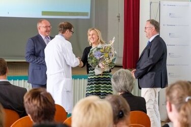 Feierlich eingeführt: Das Geschäftsführertrio Dr. Matthias Bracht, Barbara Schulte und Michael Born (v.l.) begrüßen den neuen Ärztlichen Direktor und Chefarzt der KRH Geriatrie.