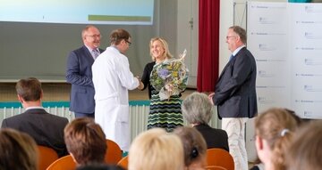 Feierlich eingeführt: Das Geschäftsführertrio Dr. Matthias Bracht, Barbara Schulte und Michael Born (v.l.) begrüßen den neuen Ärztlichen Direktor und Chefarzt der KRH Geriatrie.