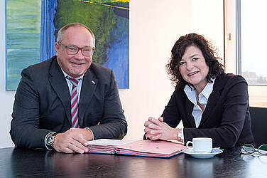 Neu im KRH-Team: Dr. Matthias Bracht, KRH Geschäftsführer Medizin begrüßt PD Dr. Iris Tatjana Graef-Calliess als neue Chefärztin der Klinik für Allgemeinpsychiatrie und Psychotherapie der KRH Psychiatrie Wunstorf.