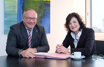 Neu im KRH-Team: Dr. Matthias Bracht, KRH Geschäftsführer Medizin begrüßt PD Dr. Iris Tatjana Graef-Calliess als neue Chefärztin der Klinik für Allgemeinpsychiatrie und Psychotherapie der KRH Psychiatrie Wunstorf.