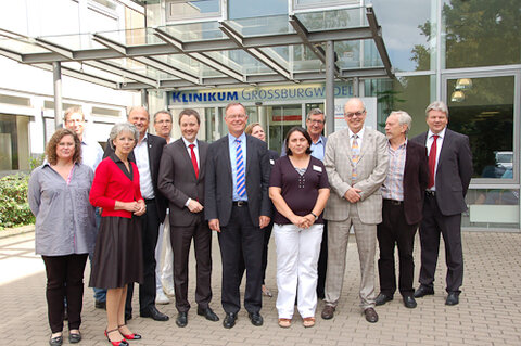 Stephan Weil (Bildmitte), rechts neben ihm Semsi Tüzün (stellv. Pflegedienstleitung) und Prof. Jekabs Leititis, links neben Weil