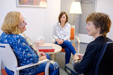 Chefärztin Dr. Claudia Wilhelm-Gößling und Stationsleiterin Zanetta Schomburg (v.r.) im Gespräch mit einer Patientin.
